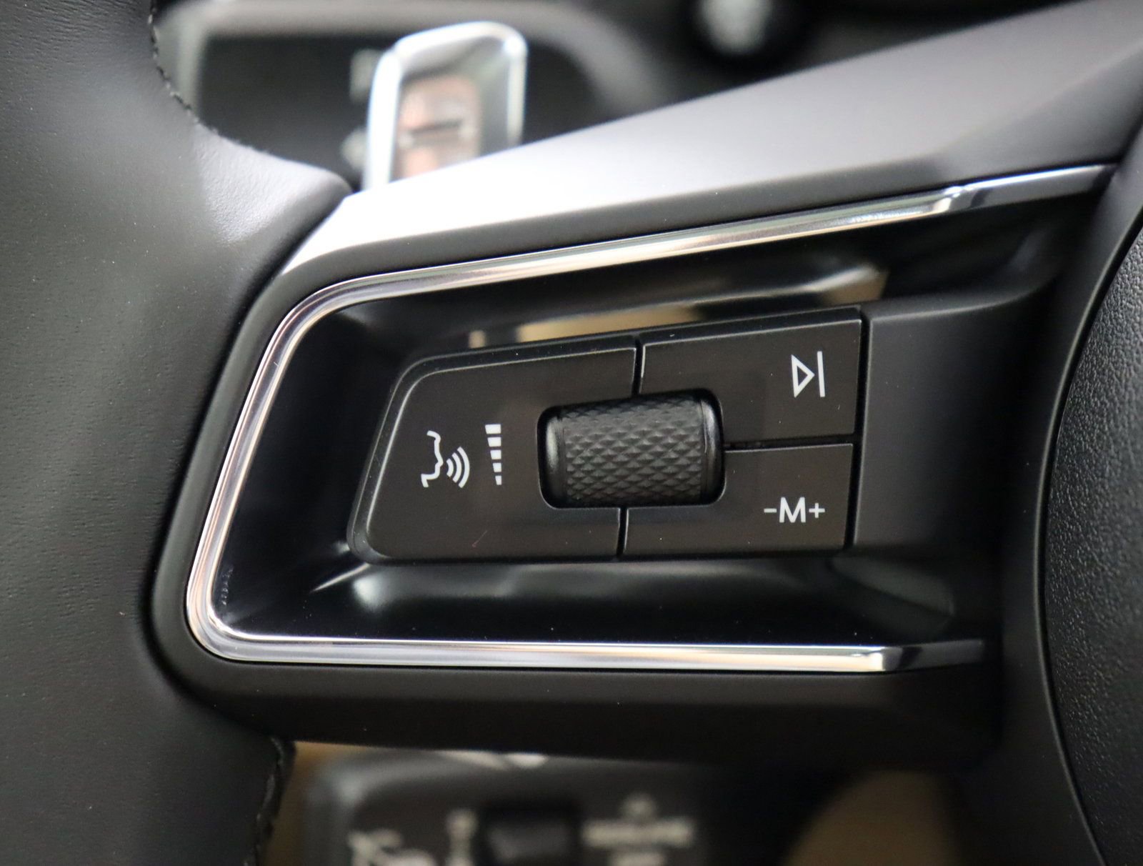 Used 2025 Porsche Macan image 19