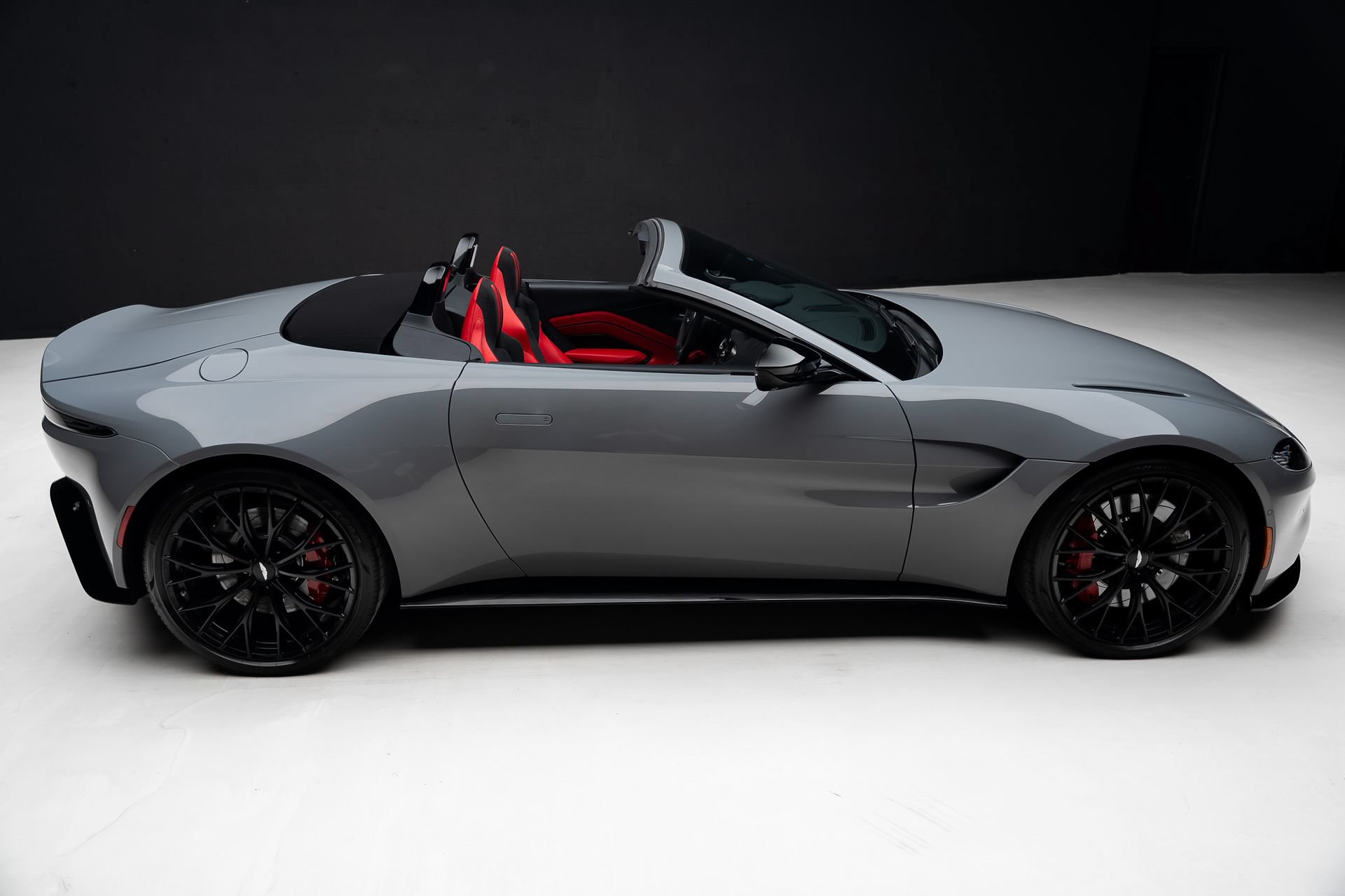Used 2023 Aston Martin V8 Vantage Roadster RWD image 35