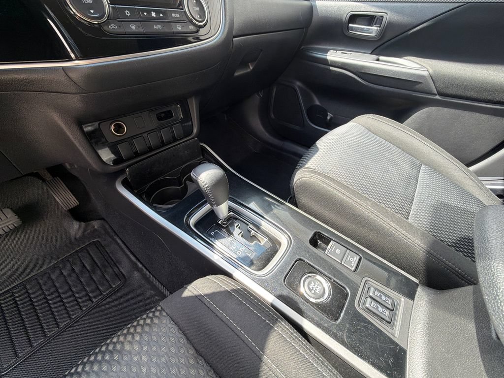 Used 2018 Mitsubishi Outlander SE AWD/4WD image 20