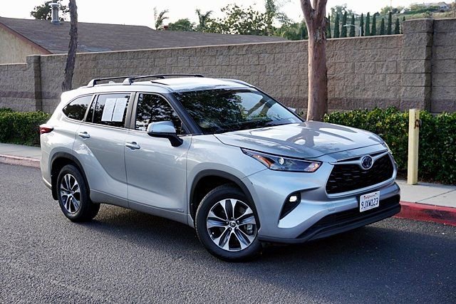 Used 2024 Toyota Highlander XLE AWD/4WD image 3