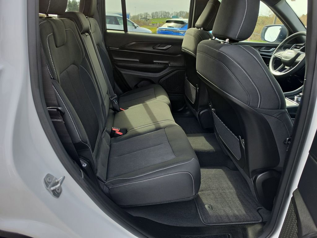 Used 2025 Jeep Grand Cherokee Laredo w/ Luxury Tech Group I image 28