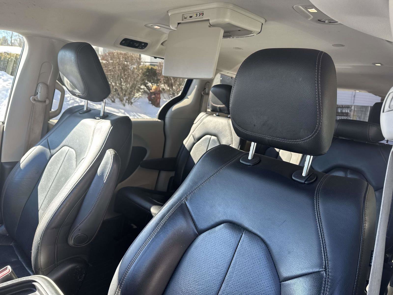Used 2019 Chrysler Pacifica Touring-L image 18