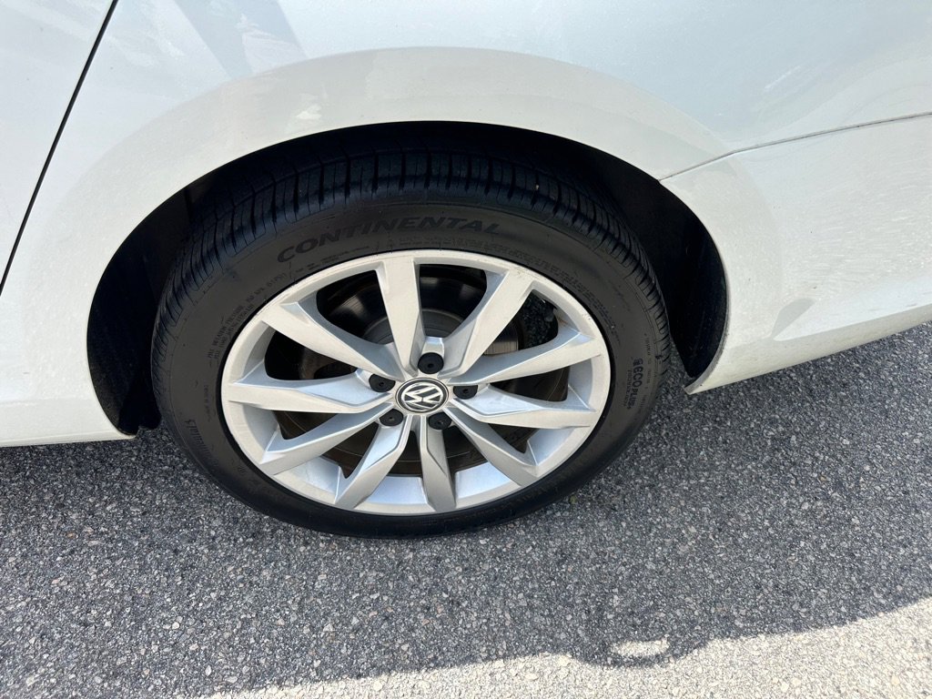 Used 2017 Volkswagen Golf SE image 9