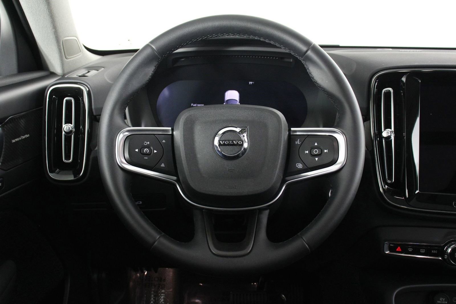 Certified 2025 Volvo XC40 B5 Plus AWD/4WD image 8