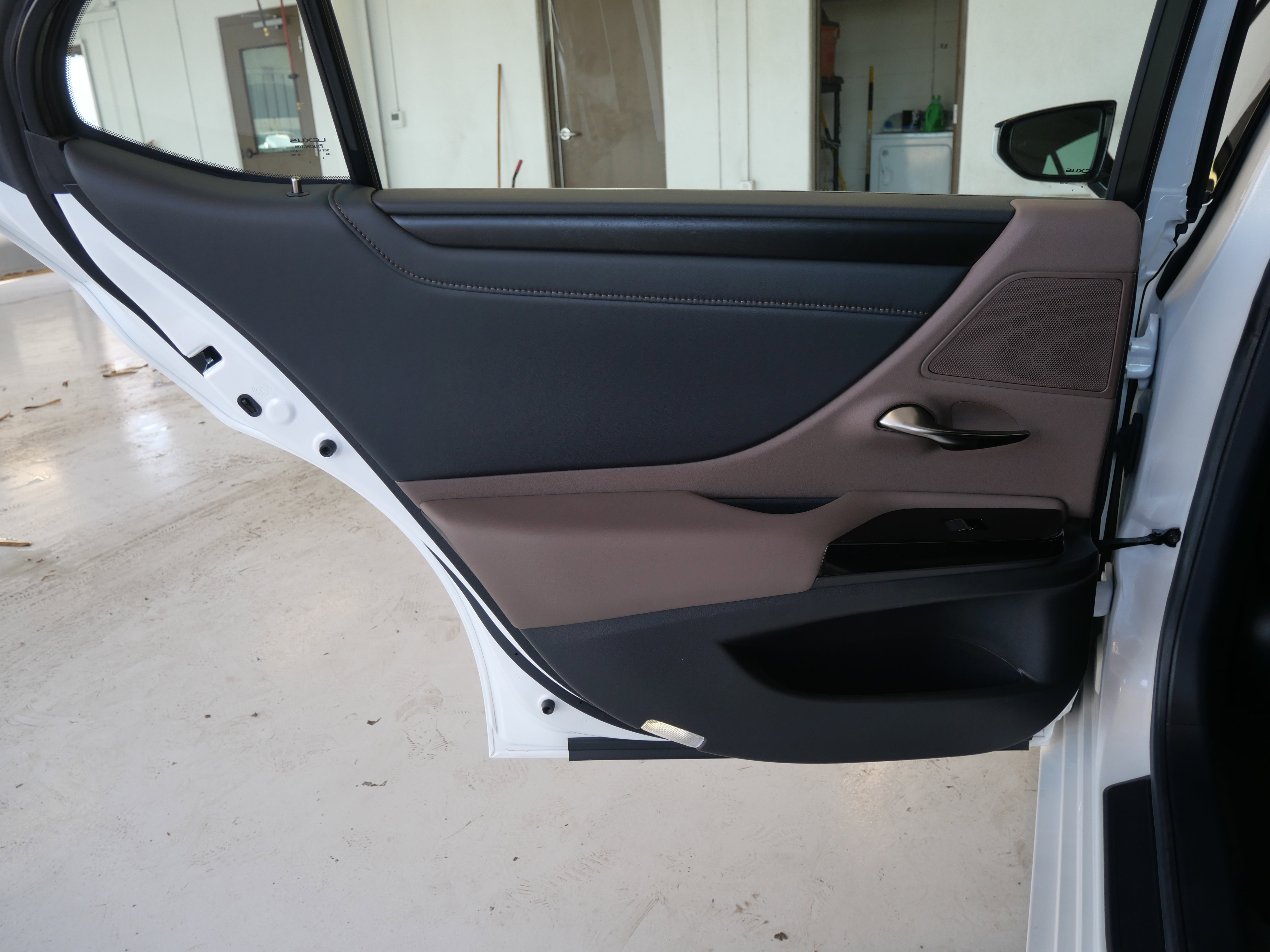 Used 2025 Lexus ES 350 w/ Premium Package image 9