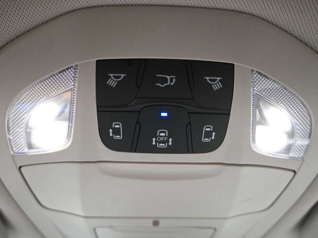 Used 2020 Chrysler Pacifica Touring w/ Advanced Safetytec Group image 18