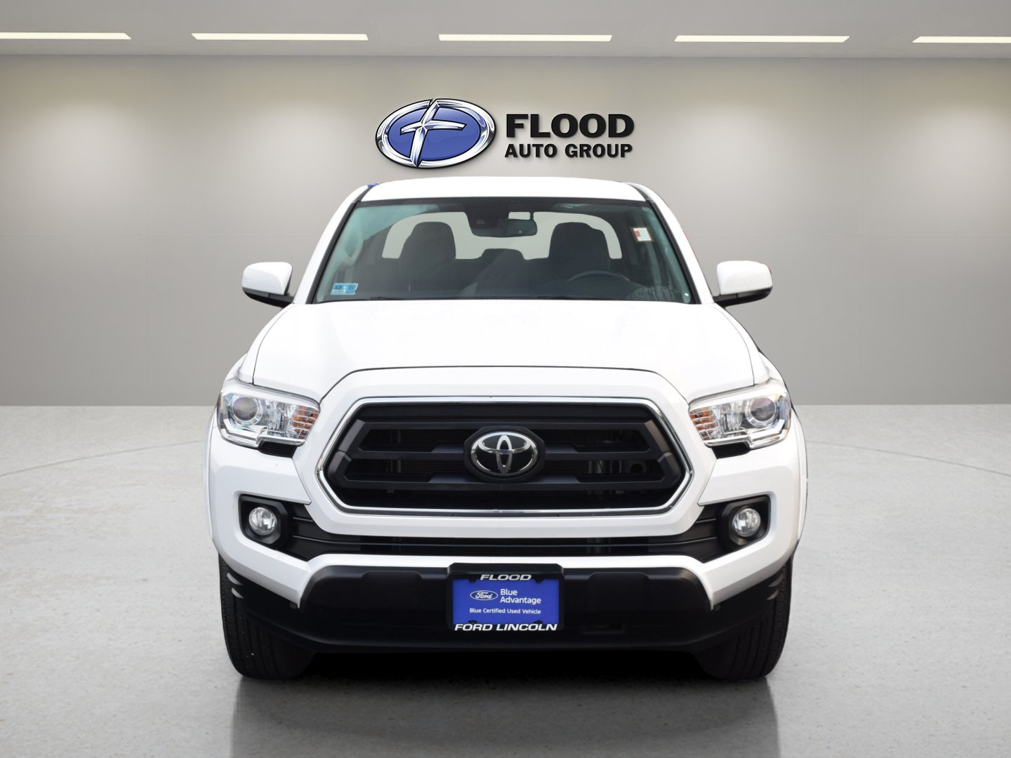Used 2023 Toyota Tacoma SR5 AWD/4WD image 2