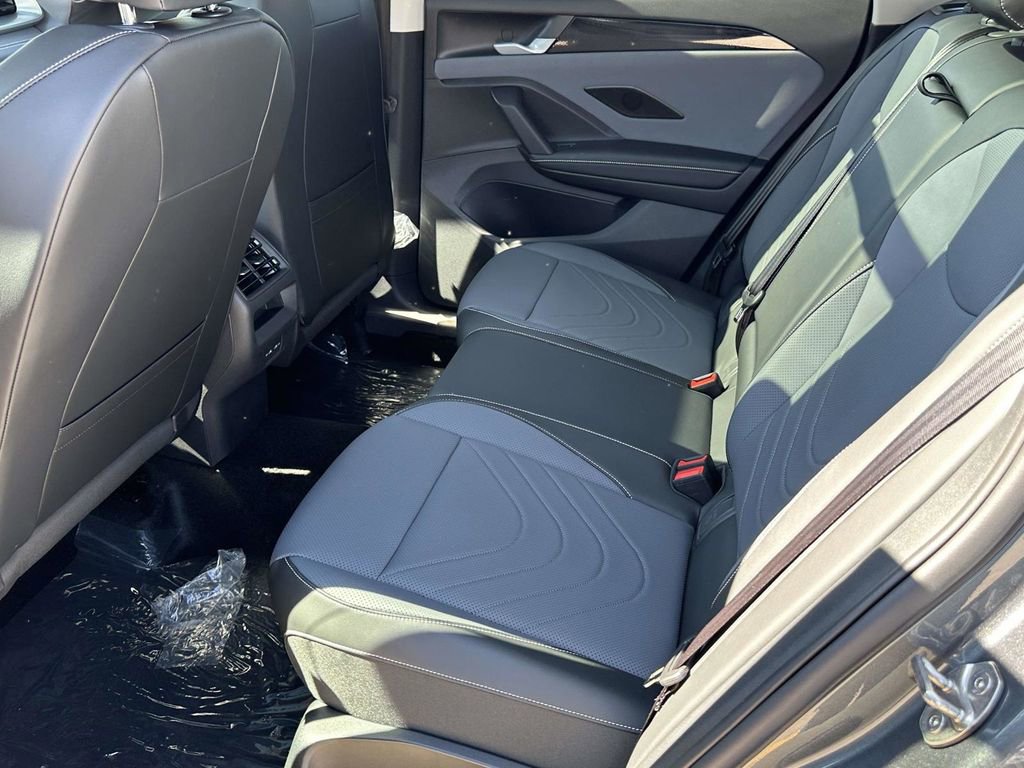 New 2025 Volkswagen Tiguan SE image 9