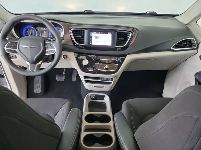 Used 2024 Chrysler Voyager LX image 7