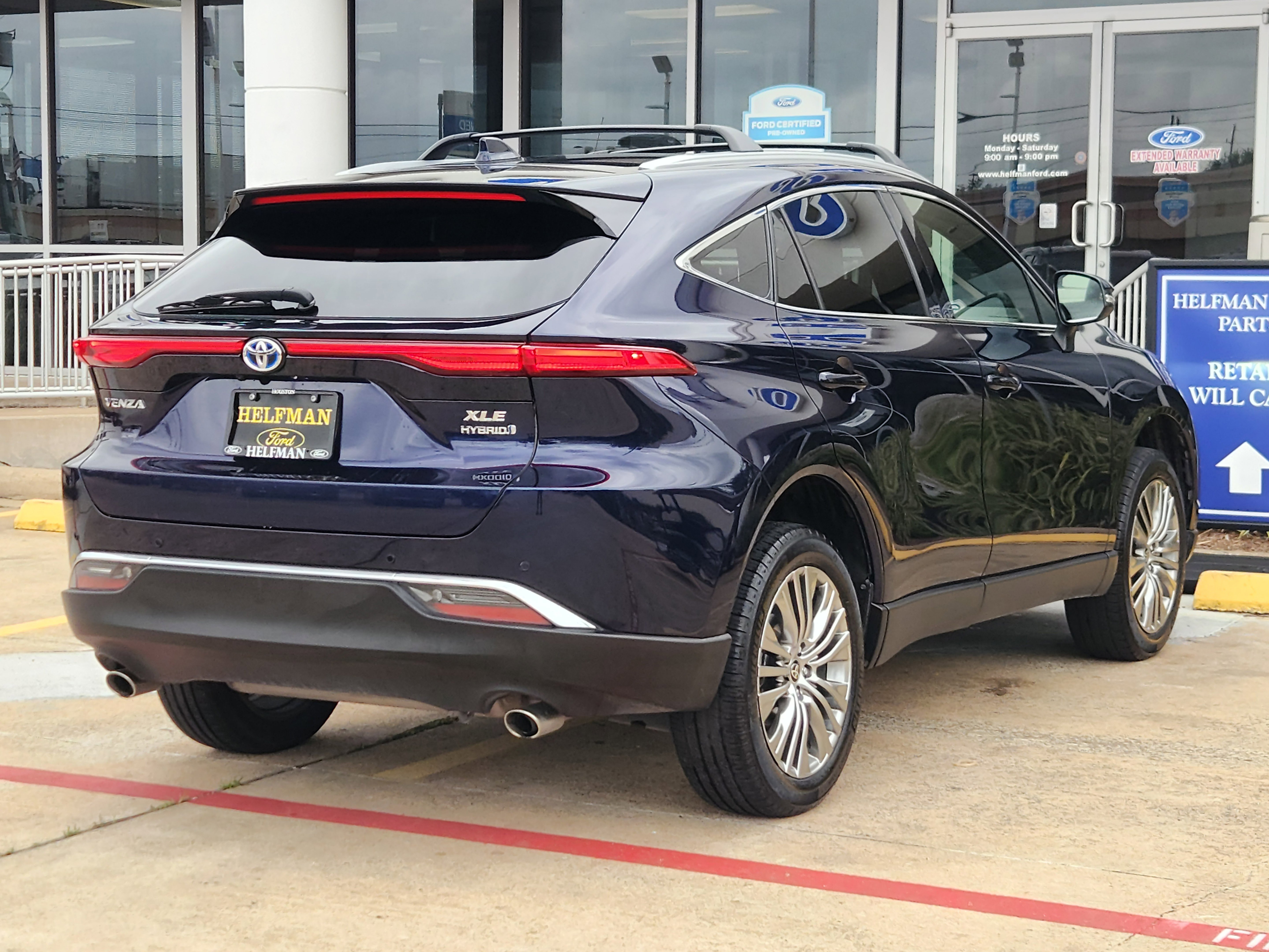 Used 2022 Toyota Venza XLE image 3