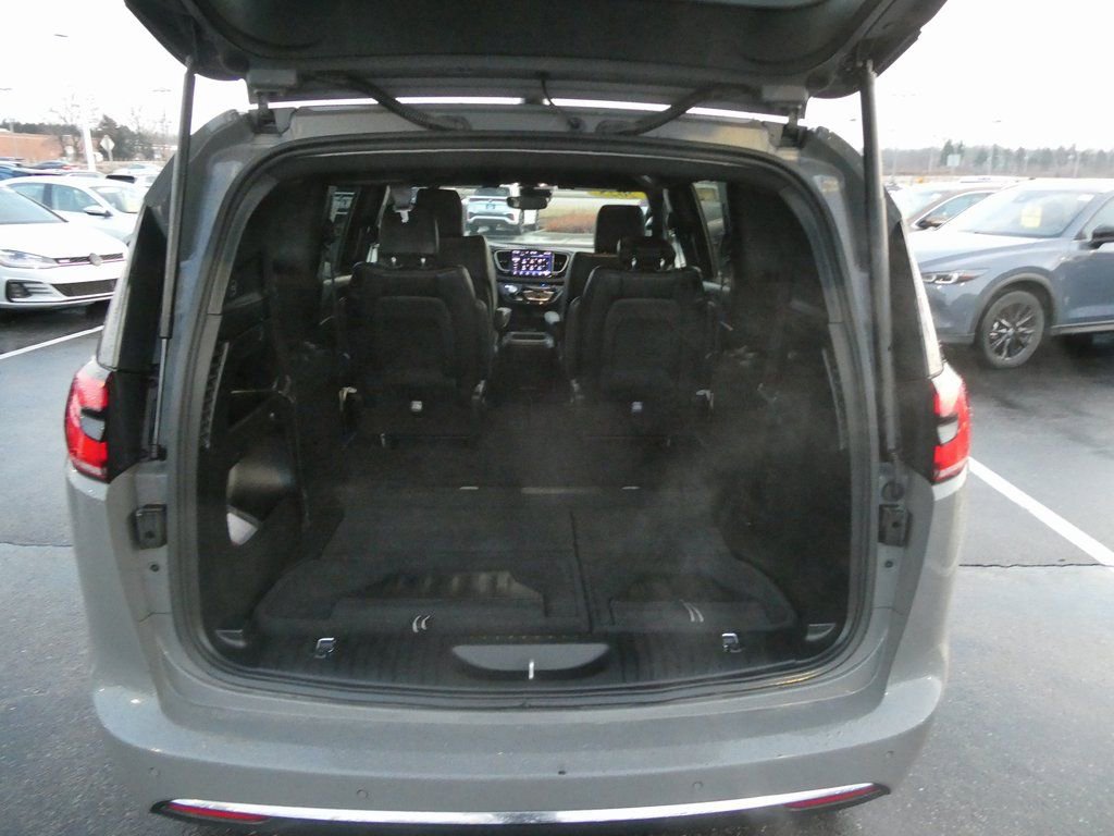 Used 2025 Chrysler Pacifica Select image 32