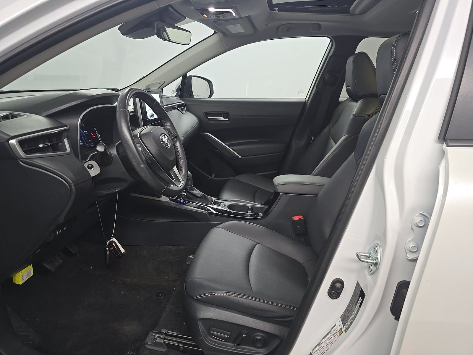 Used 2023 Toyota Corolla Cross XLE w/ Convenience Package FWD image 7