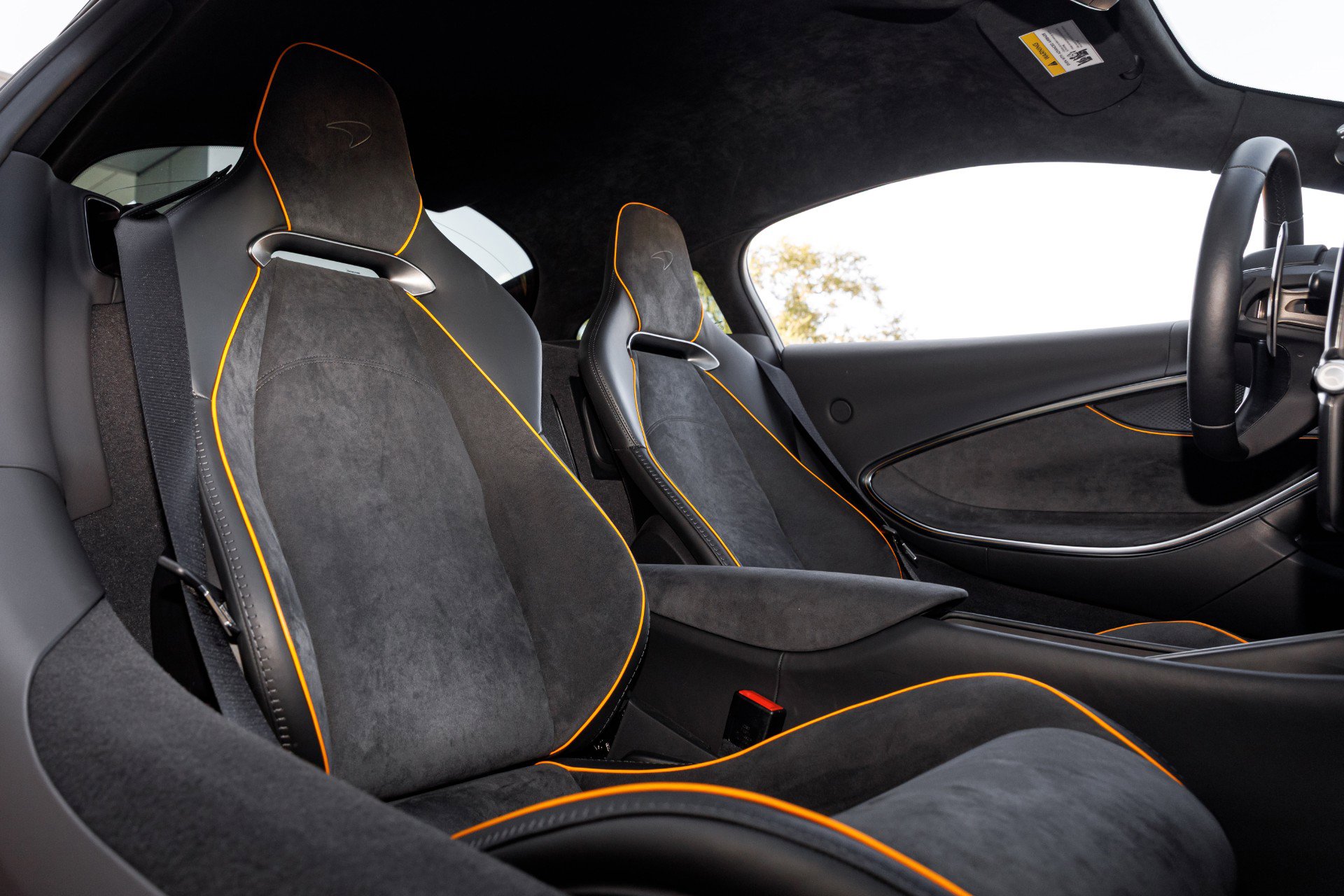 Used 2025 McLaren Artura image 40