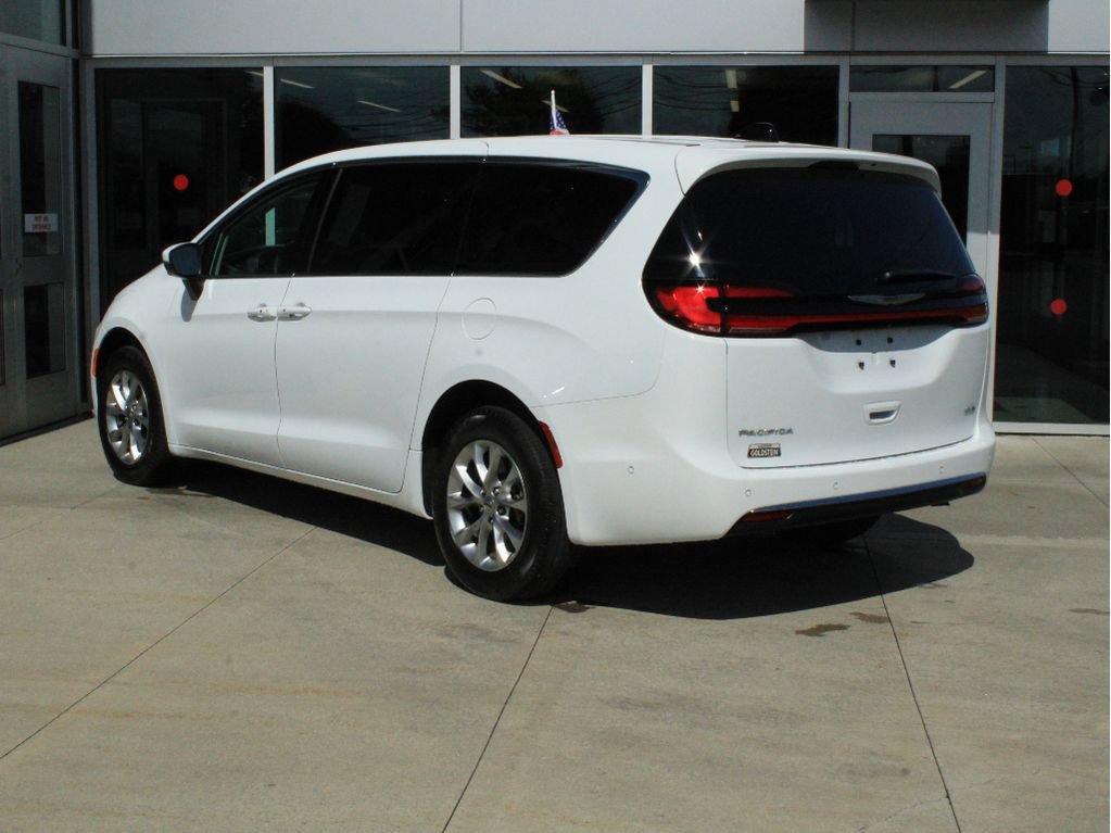 Used 2023 Chrysler Pacifica Touring-L AWD/4WD image 8