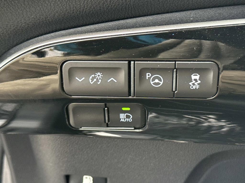 Used 2022 Toyota Prius FWD image 42