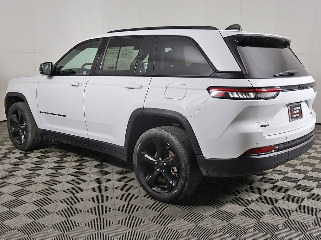 Used 2023 Jeep Grand Cherokee Limited w/ Black Appearance Package AWD/4WD image 13