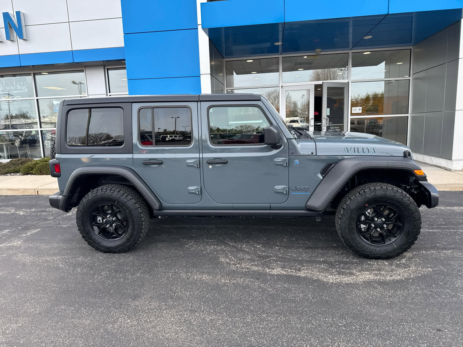 Used 2025 Jeep Wrangler Willys image 2