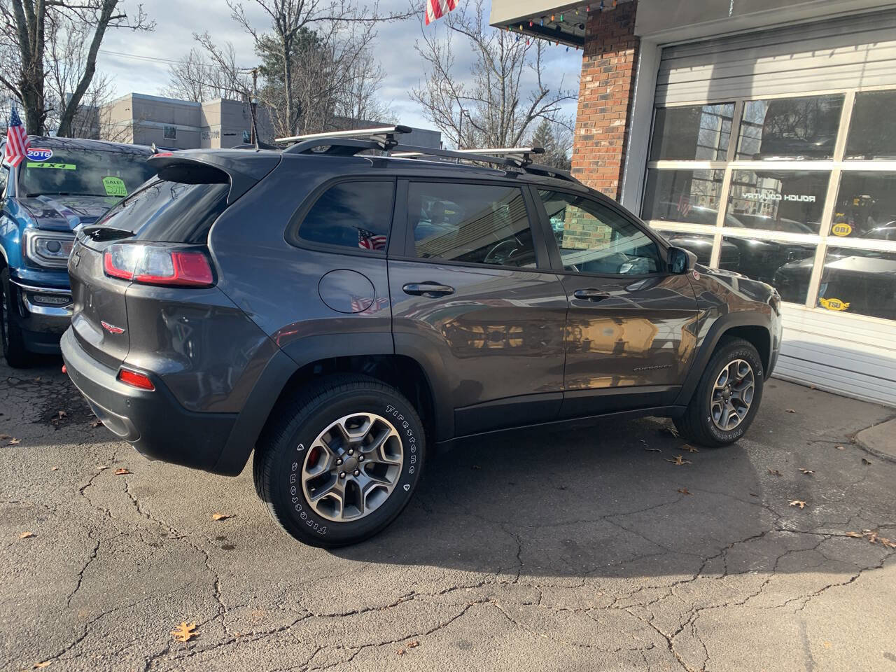 Used 2020 Jeep Cherokee Trailhawk image 12