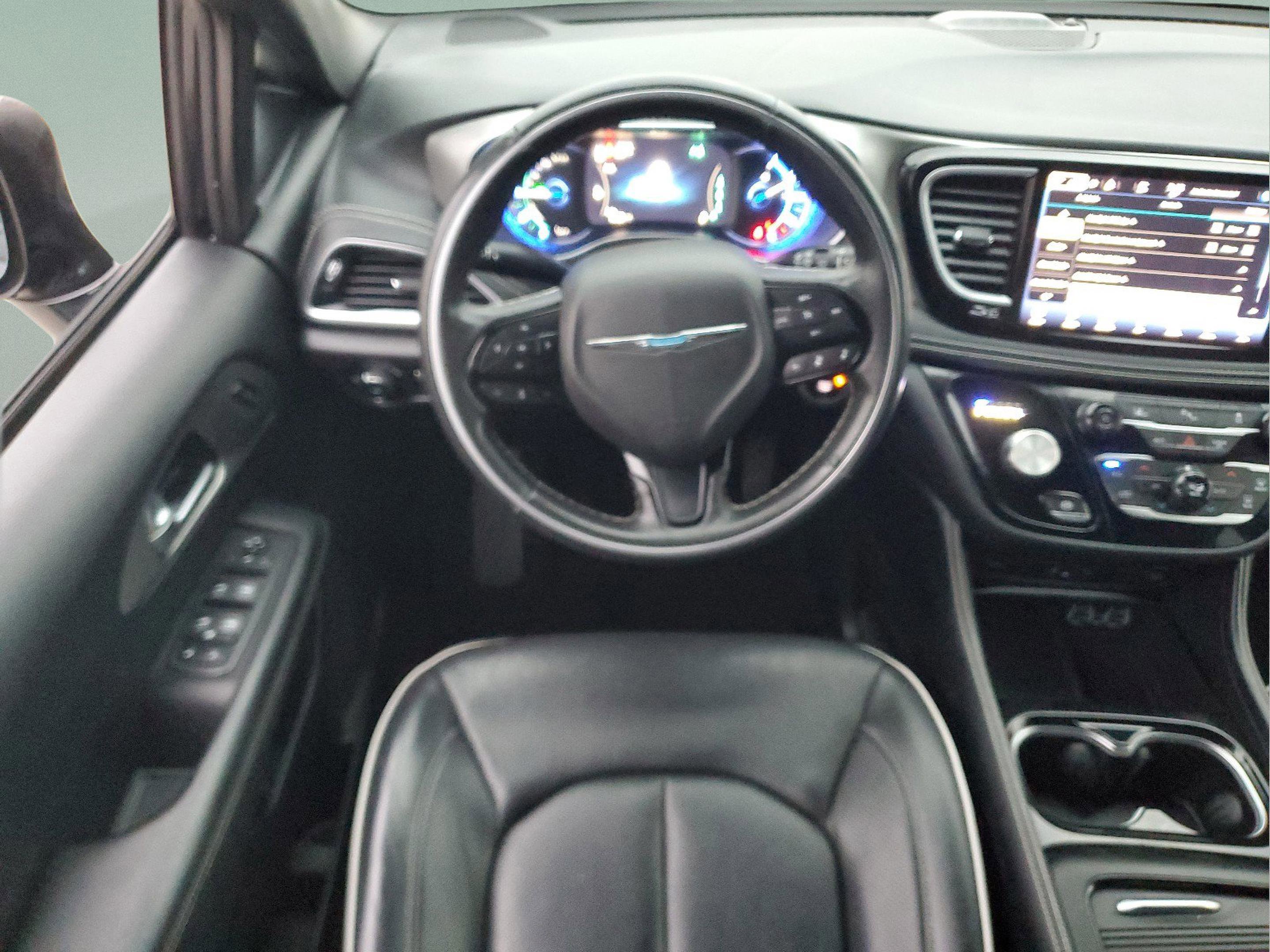 Used 2021 Chrysler Pacifica Limited w/ Uconnect Theater Family Group image 23