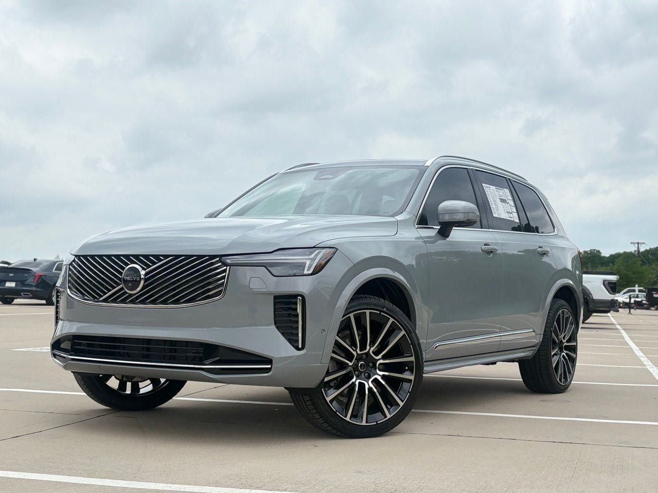 New 2026 Volvo XC90 B5 Plus w/ Protection Package Premier AWD/4WD image 2