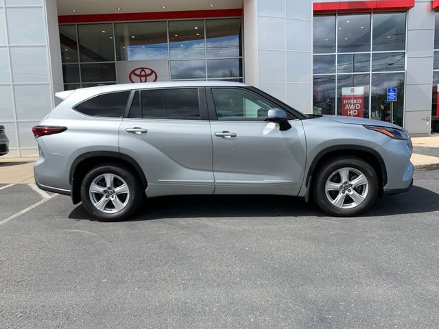Used 2025 Toyota Highlander LE AWD/4WD image 2