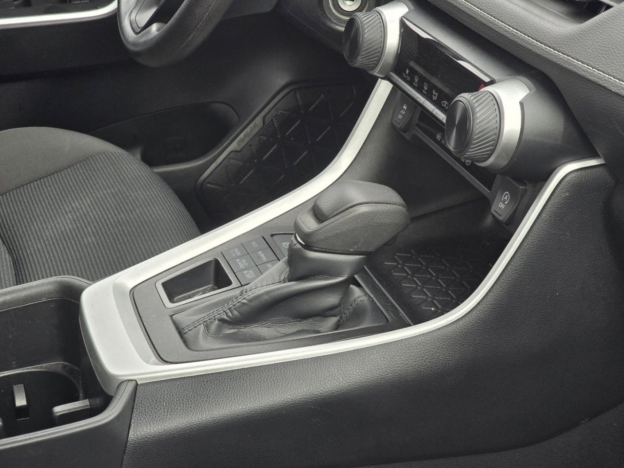 Used 2024 Toyota RAV4 LE image 14