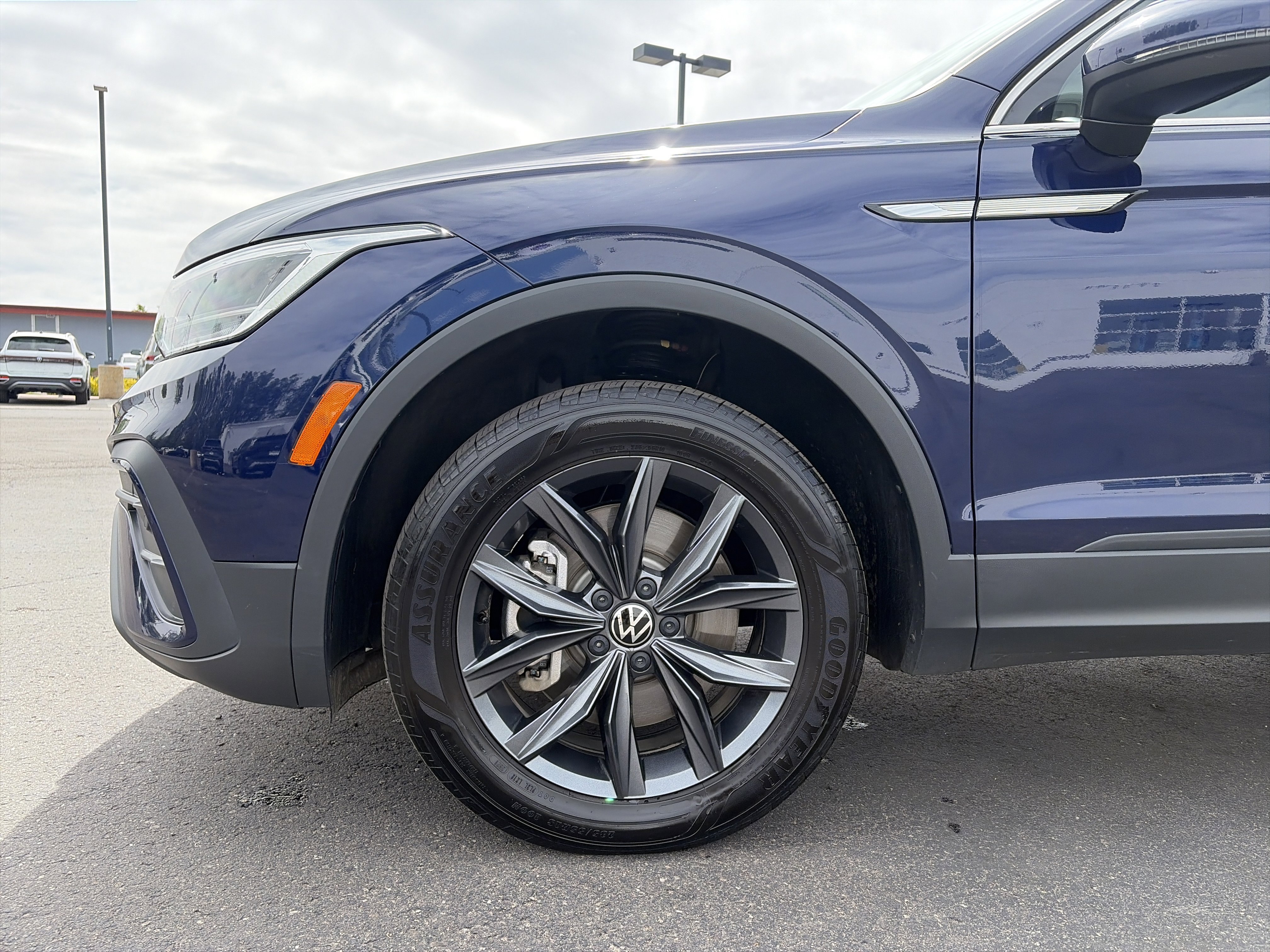 Used 2023 Volkswagen Tiguan SE w/ Panoramic Sunroof Package AWD/4WD image 13