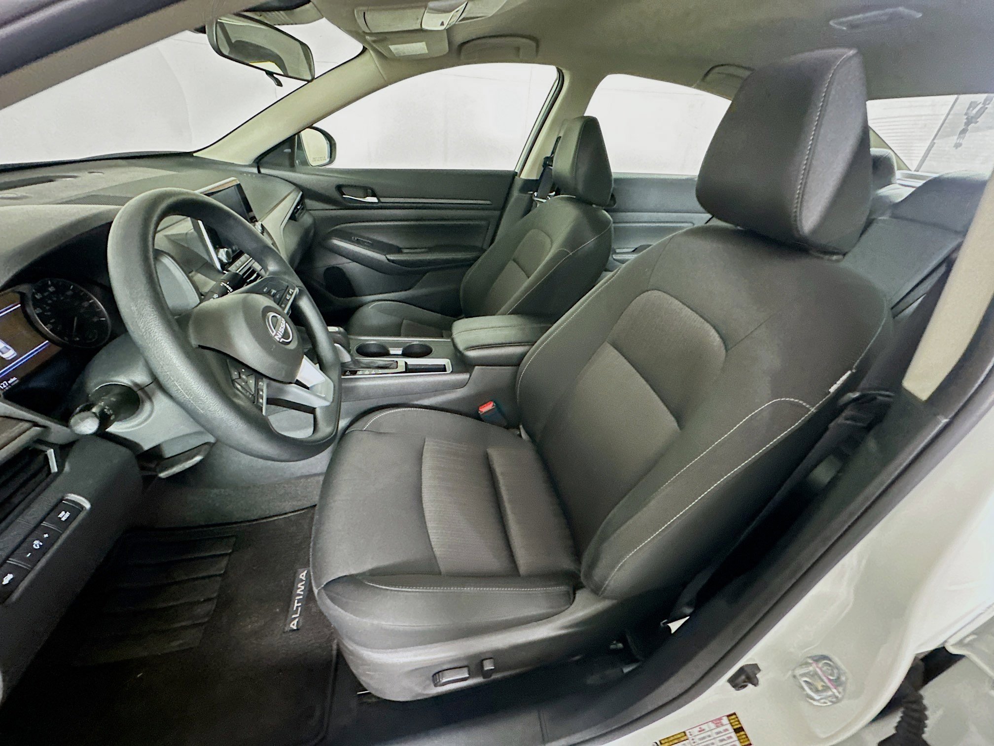 Used 2025 Nissan Altima 2.5 SV image 13