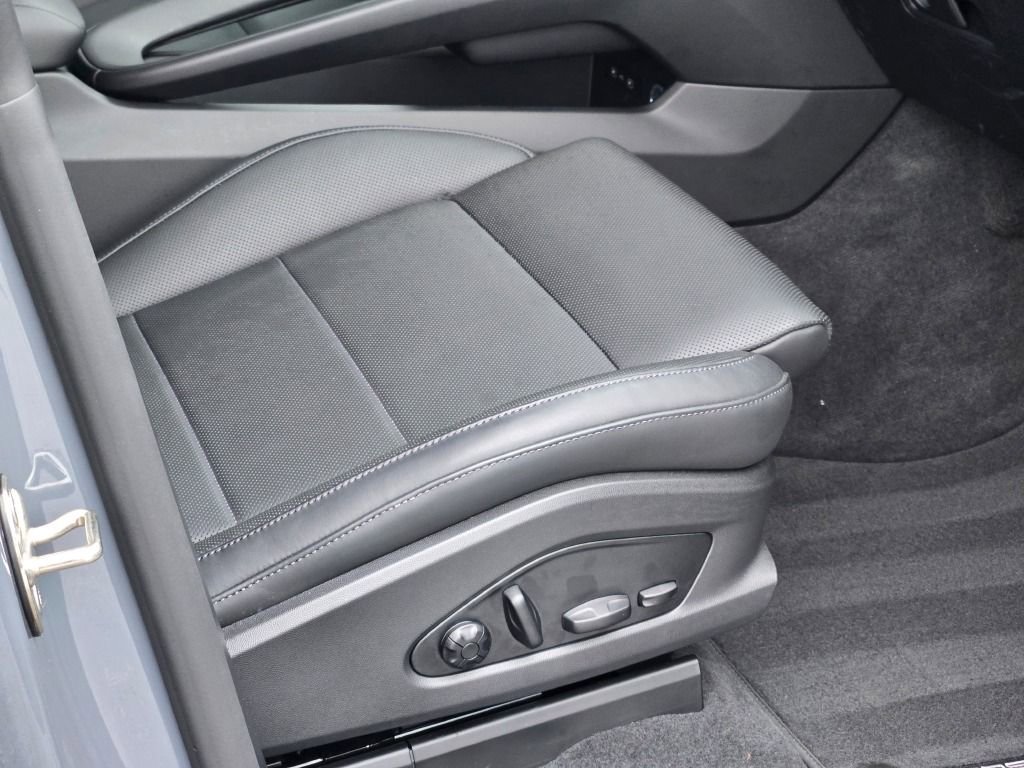 Certified 2025 Porsche Macan Electric image 38