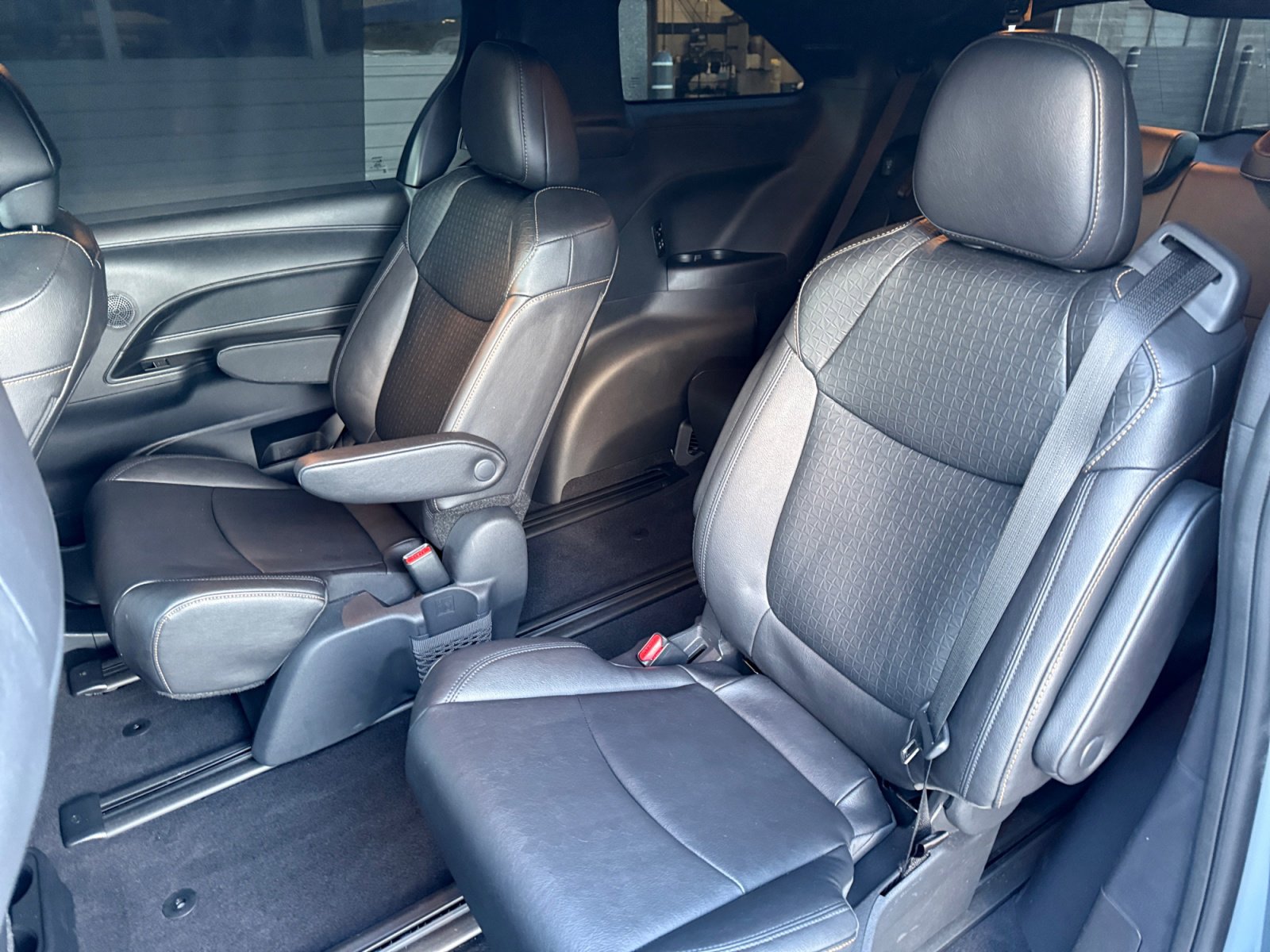 Used 2025 Toyota Sienna XLE Woodland Edition image 20