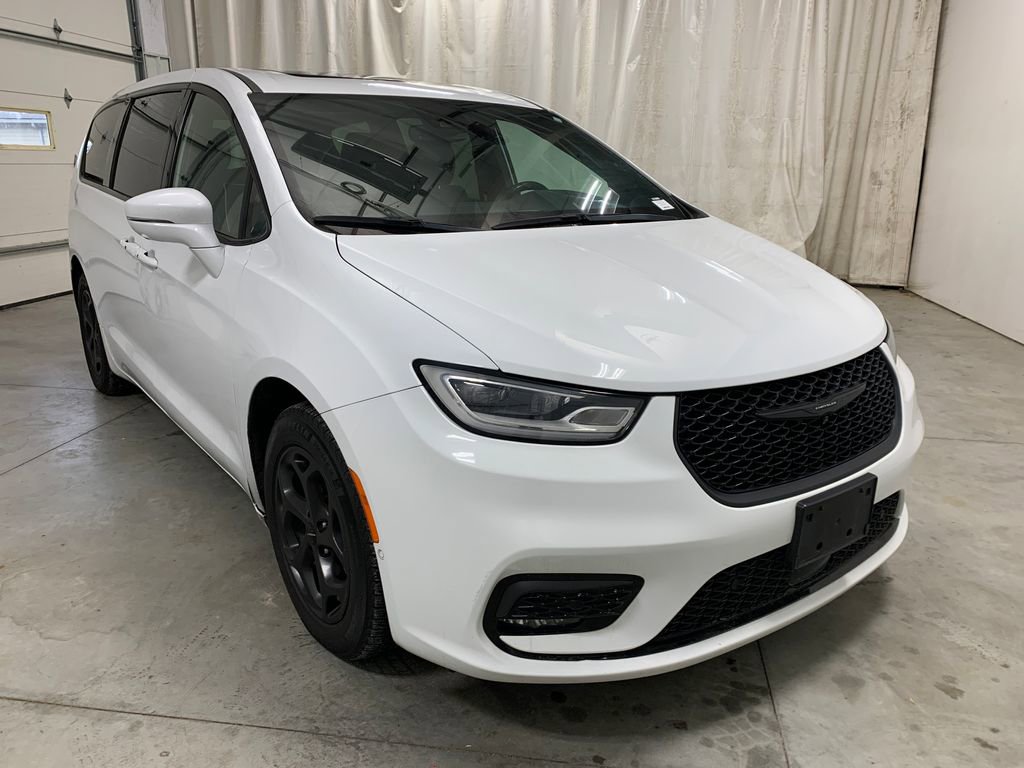 Used 2022 Chrysler Pacifica Limited w/ S Appearance Package image 2