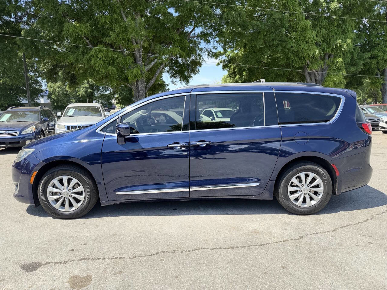 Used 2017 Chrysler Pacifica Touring-L FWD image 33