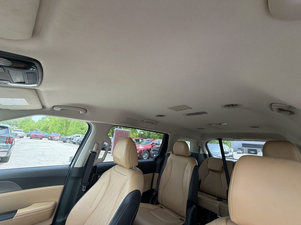 Used 2022 Kia Carnival LX FWD image 21
