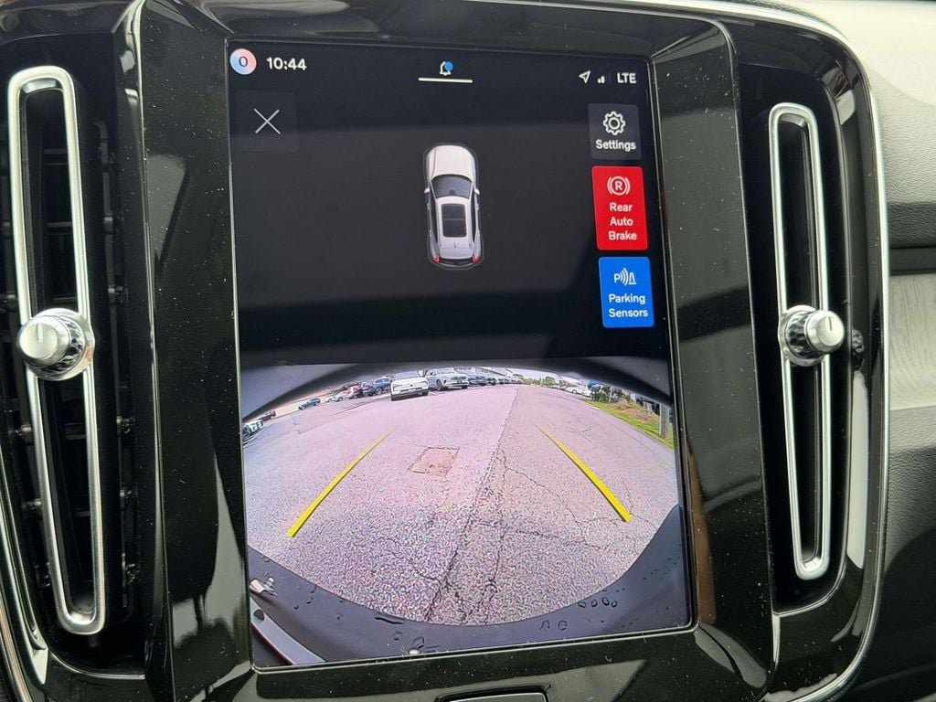 New 2026 Volvo XC40 B4 Core w/ Climate Package FWD image 4
