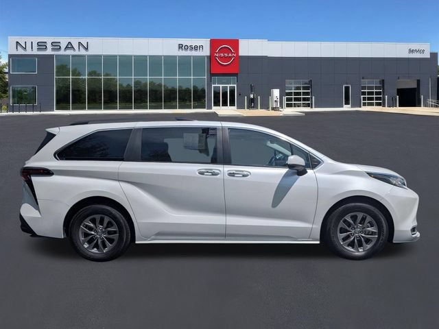 Used 2023 Toyota Sienna XLE FWD image 2