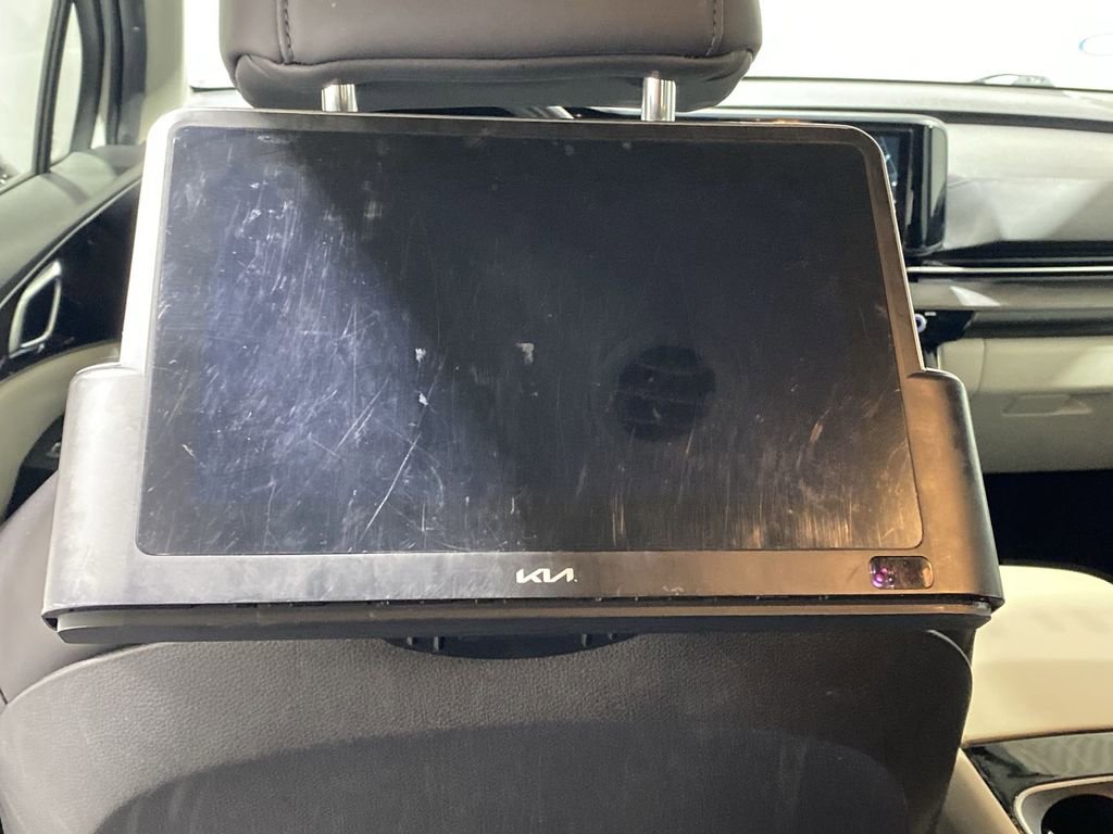 Used 2022 Kia Carnival EX image 16