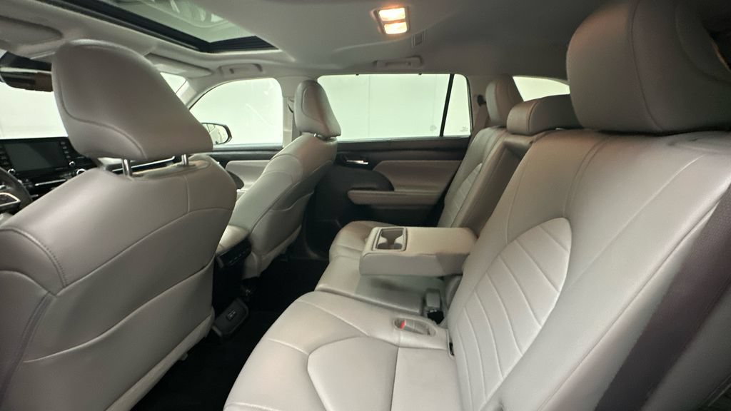 Used 2022 Toyota Highlander XLE AWD/4WD image 10