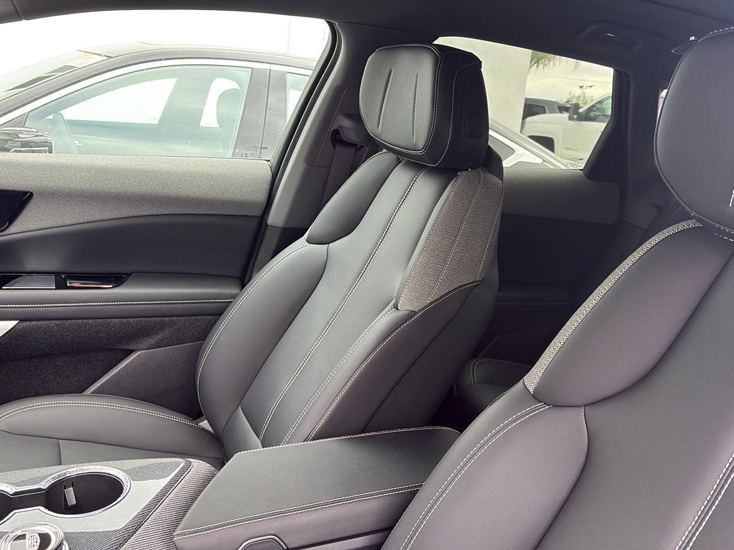 Used 2025 Cadillac Optiq Luxury 1 image 10