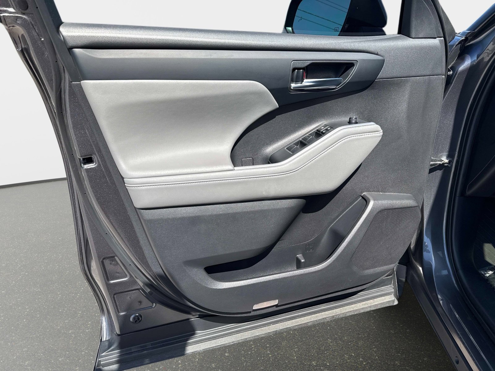 Used 2022 Toyota Highlander XLE image 17