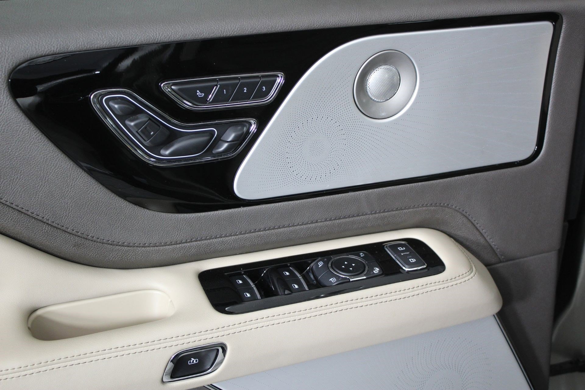 Used 2023 Lincoln Aviator Reserve w/ Equipment Group 201A image 25