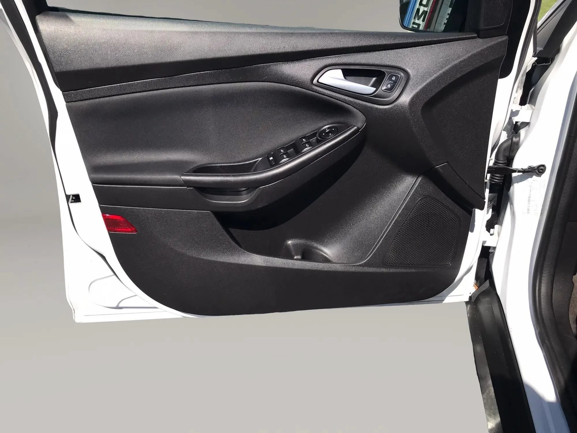 Used 2018 Ford Focus SE w/ SE Appearance Package FWD image 11