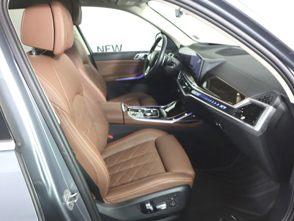 Used 2024 BMW X7 xDrive40i w/ Climate Comfort Package image 30