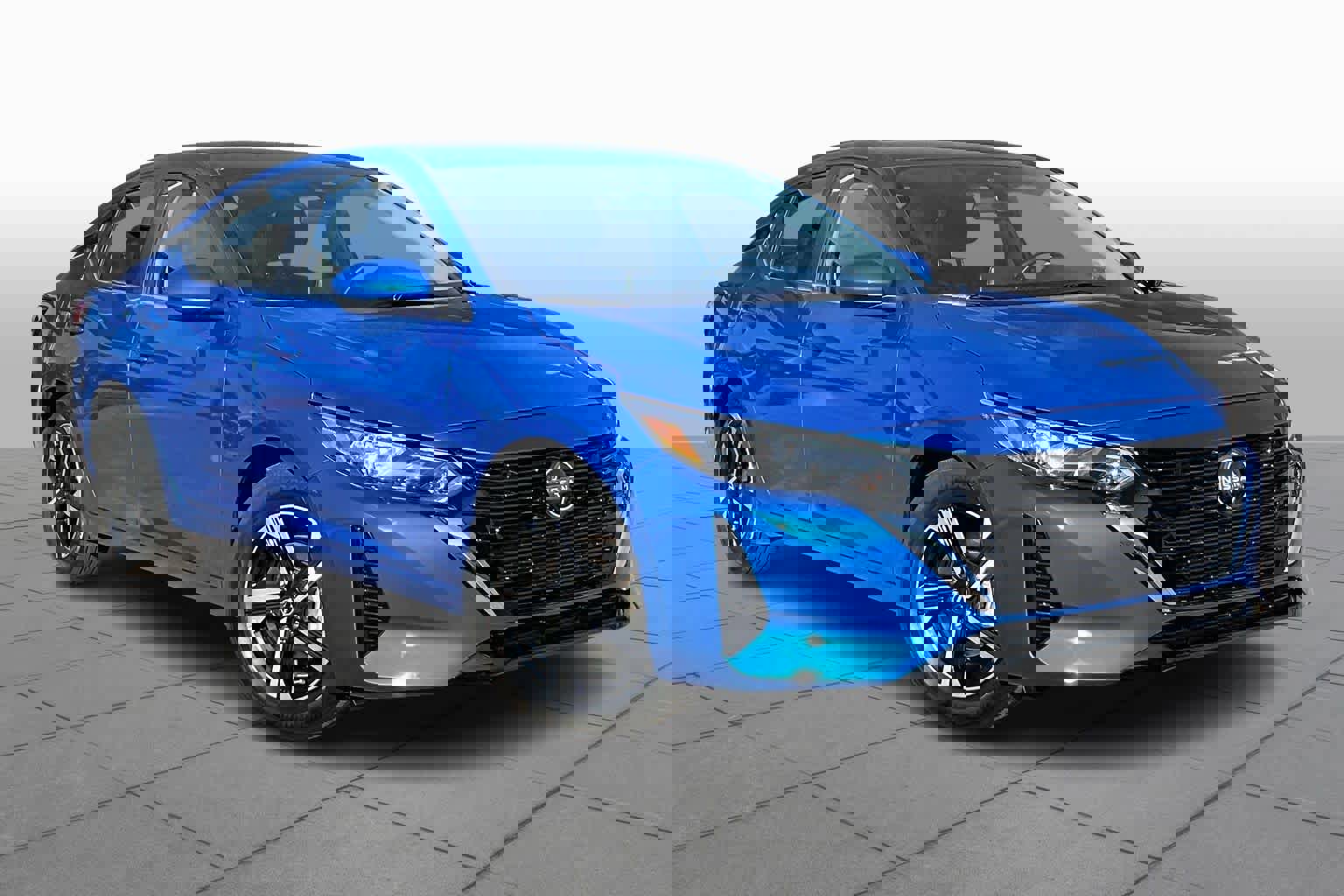 Used 2025 Nissan Sentra SV image 2