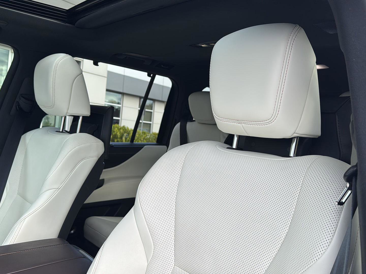 Used 2023 Lexus LX 600 4WD w/ Luxury Package image 28