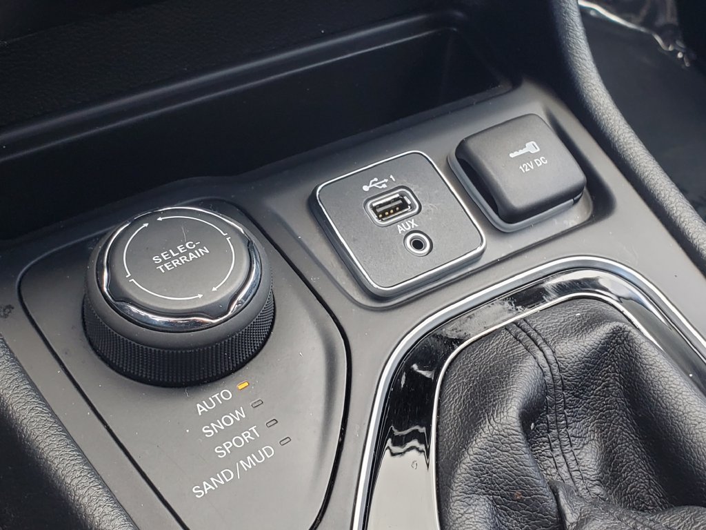 Used 2020 Jeep Cherokee Limited AWD/4WD image 23