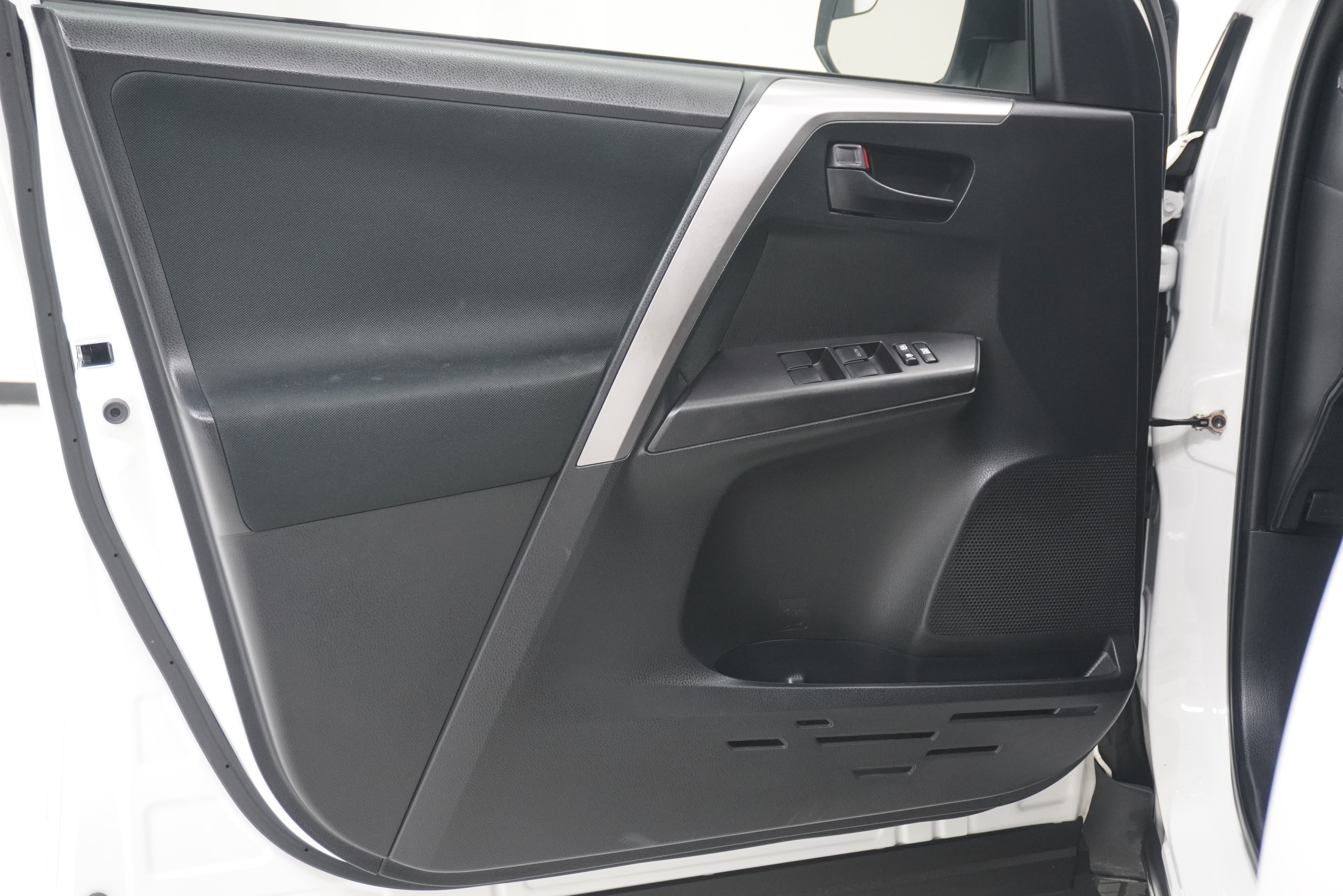 Used 2016 Toyota RAV4 LE FWD image 12