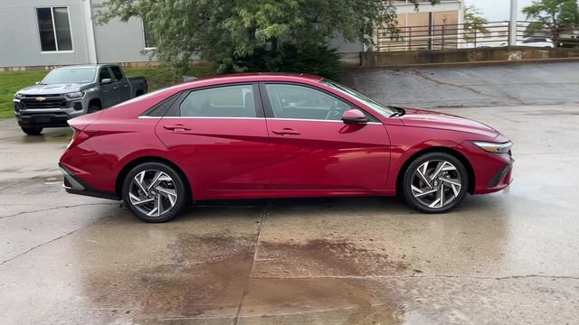 Used 2025 Hyundai Elantra Limited FWD image 9