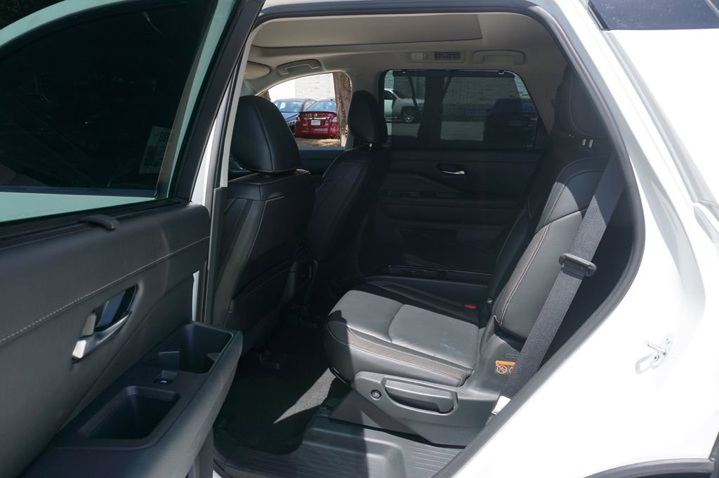 Used 2024 Nissan Pathfinder SL w/ SL Premium Package FWD image 15