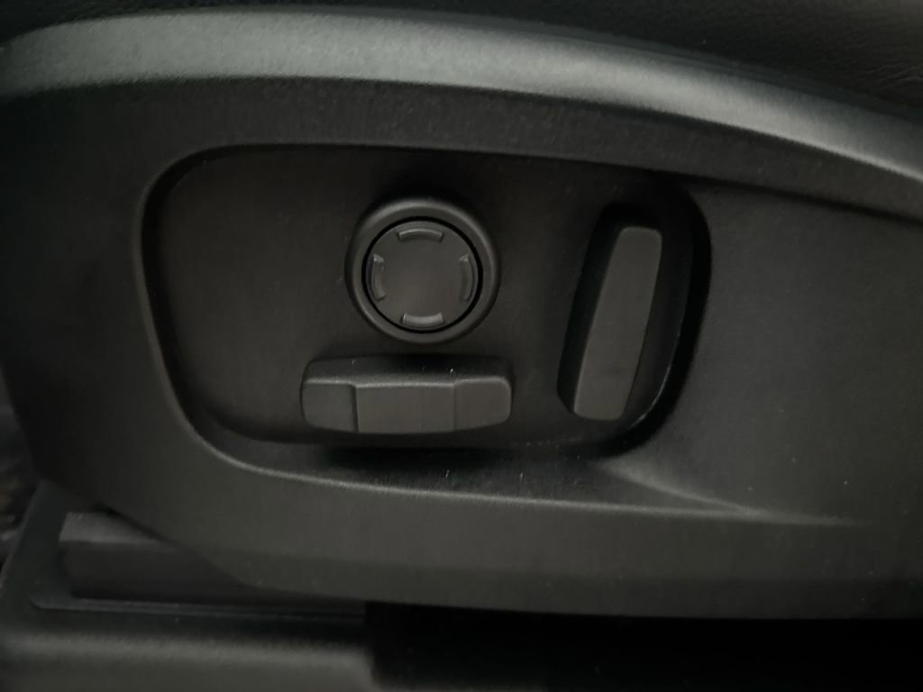 Used 2020 Land Rover Defender 110 SE image 14