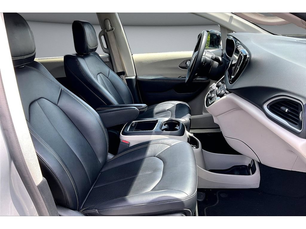 Used 2024 Chrysler Pacifica Touring-L FWD image 43
